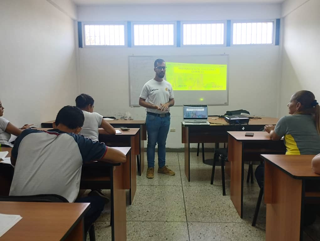 Fundación CIEPE dicta curso teórico práctico de preparación de soluciones químicas a personal de las Divisiones Biotecnología y Microbiología
