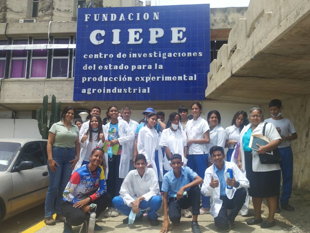 Fundación CIEPE recibe a estudiantes del Colegio Adventista "Gloria de Linares" en Laboratorio Físico - Química con Charla Demostrativa