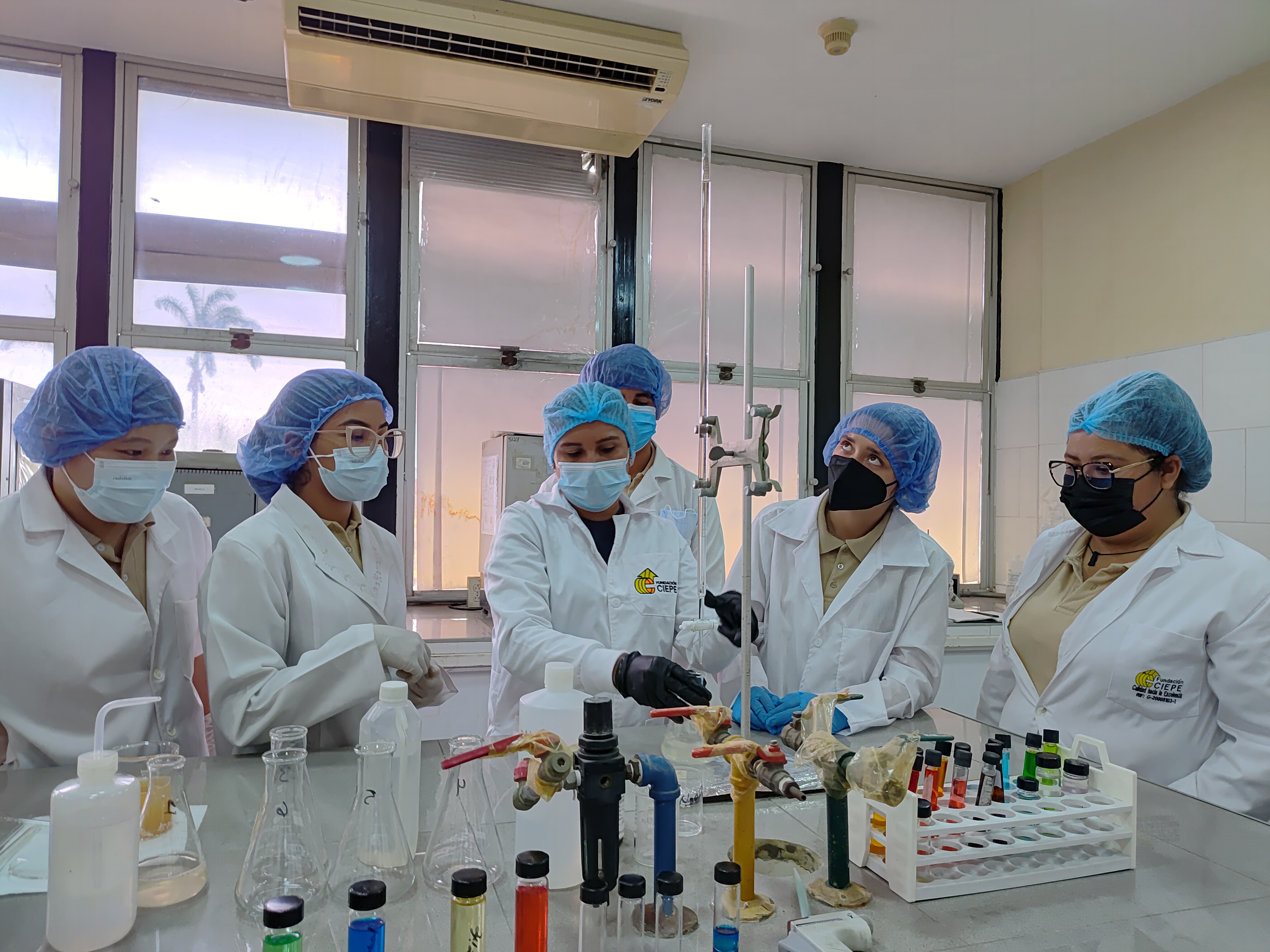 La Fundación CIEPE a través del Programa Nacional de Semilleros Científicos atiende en visita guiada a estudiantes Colegio Los Caobos