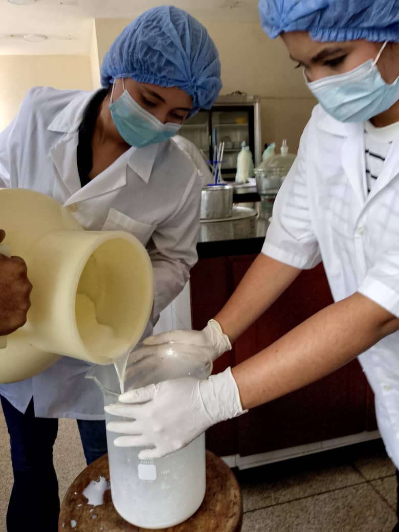 Estudiante de la UPTYAB culmina pasantías en la Fundación CIEPE con investigación en fermentos lácticos