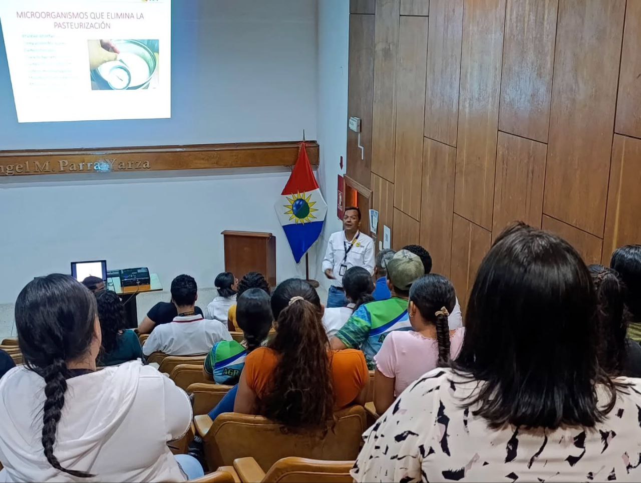 Productores y estudiantes participaron en conversatorio sobre calidad de la leche en la Fundación CIEPE