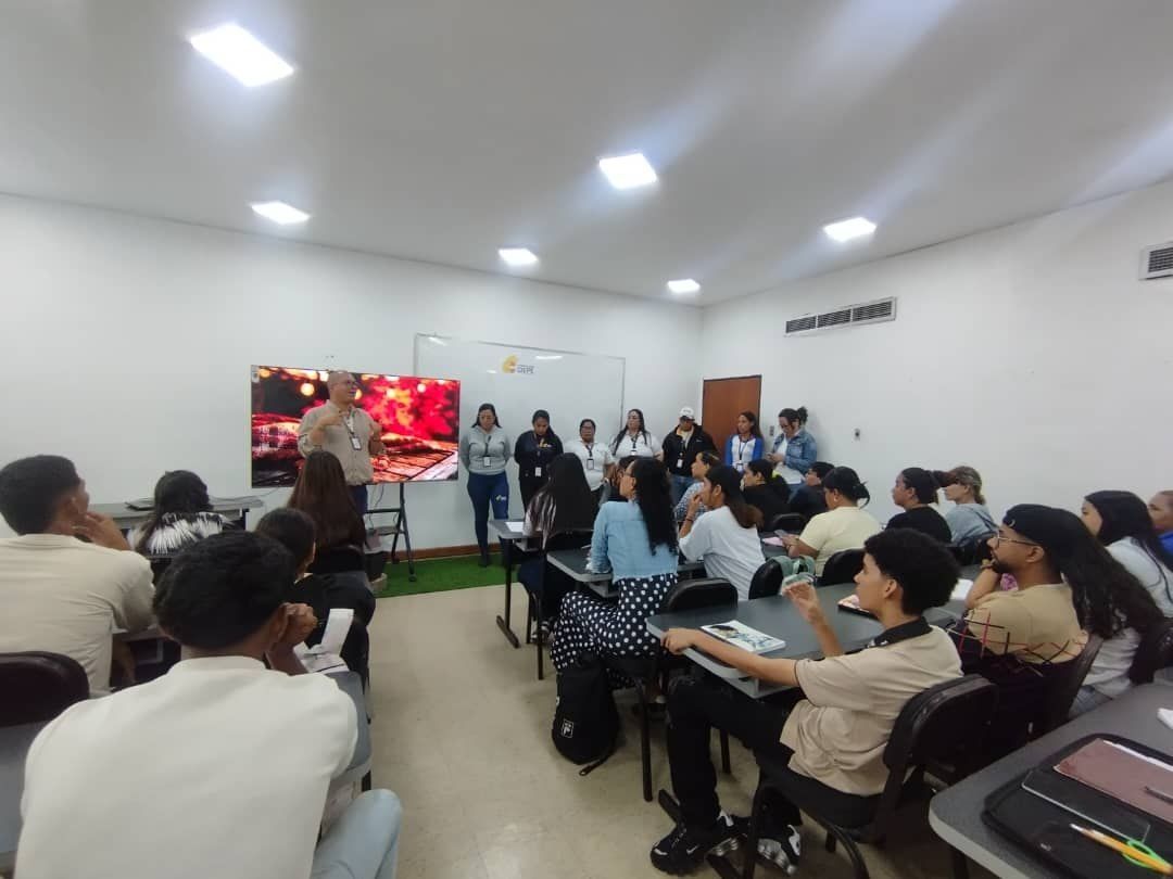 Estudiantes de la UNESR fortalecen sus conocimientos académicos con visita guiada en la Fundación CIEPE